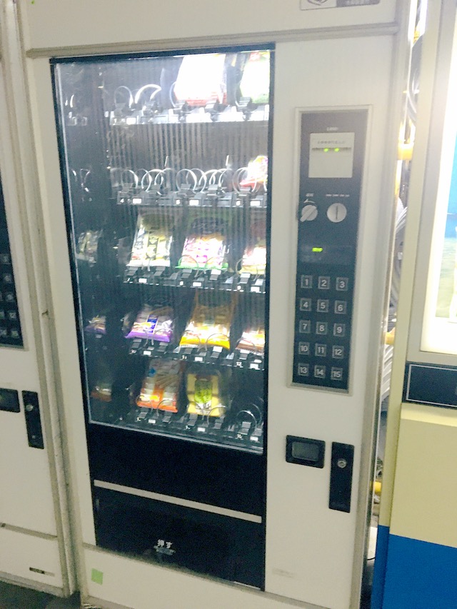 チョコ菓子自販機写真