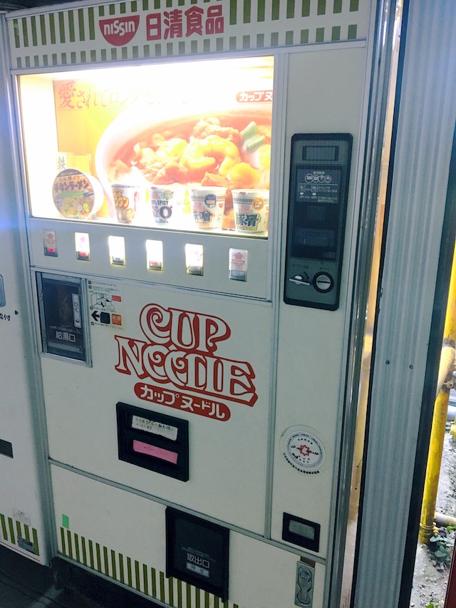 カップヌードル自販機写真