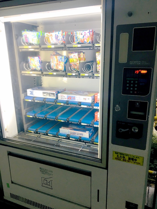 プラモデル・駄菓子自販機写真