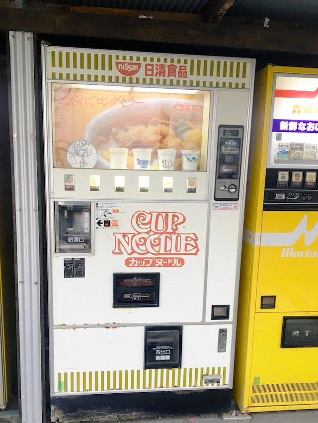 カップヌードル自販機写真