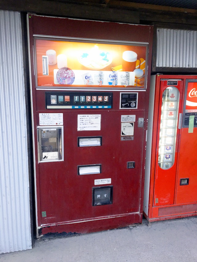 カップ麺自販機写真