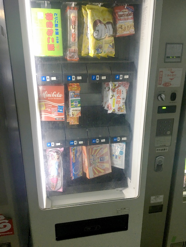 駄菓子、人形自販機写真
