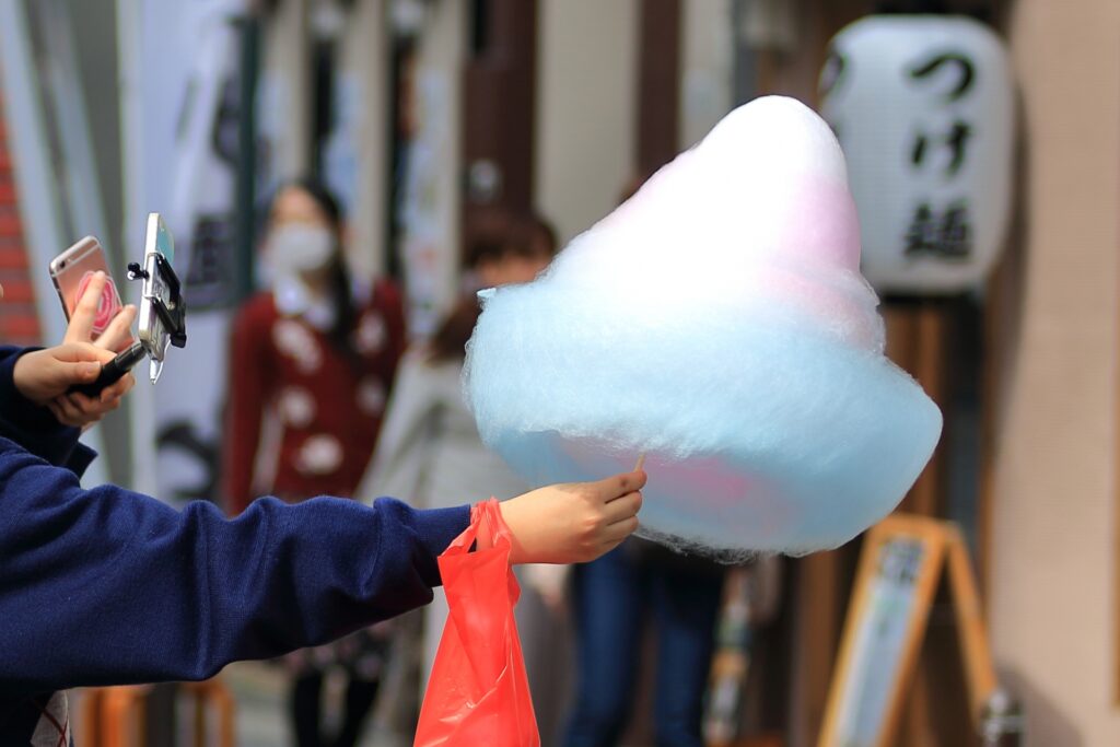 カラフルわたあめの写真を撮る人