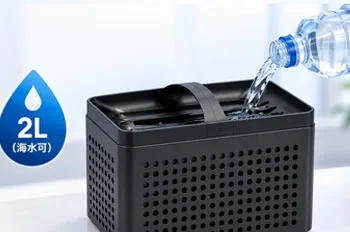 カートリッジの上部から水を注入する様子