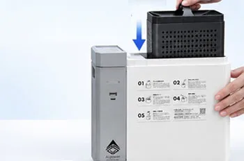 水を入れたカートリッジを本体にセットする様子
