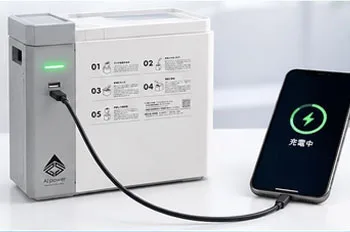 スマートフォンをUSBポートに接続して給電する様子
